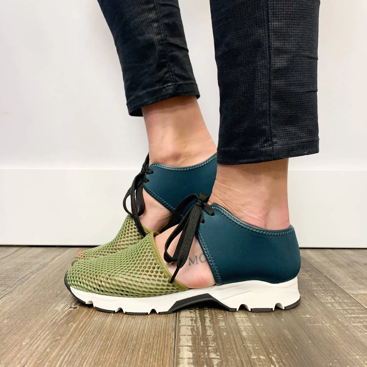 Women's Amazing Mesh In Two Tone Sneaker In Green/navy