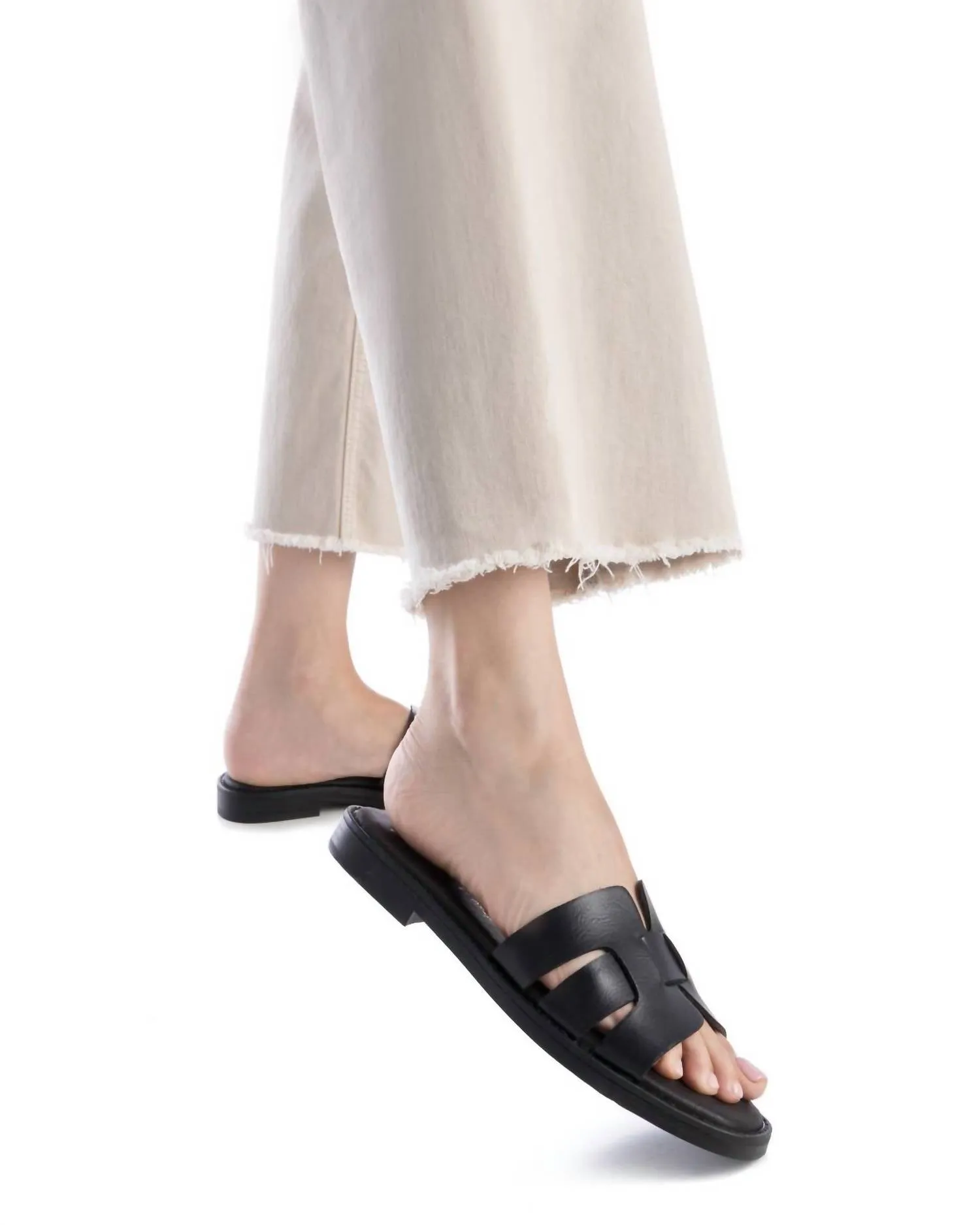 Women's Flat Sandals In Black